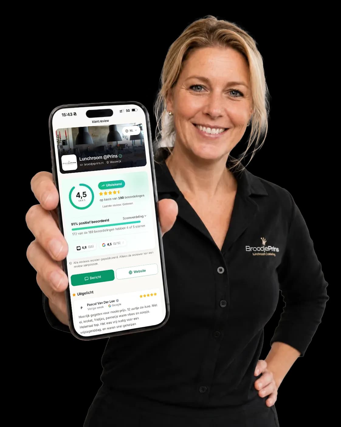 Medewerker toont de klant.review-reviewpagina op haar telefoon