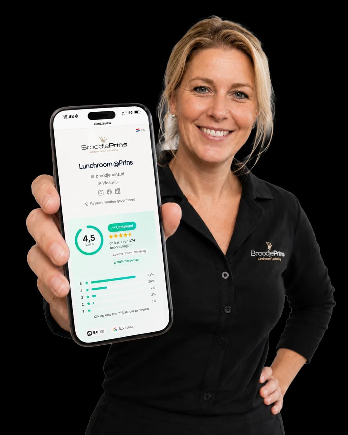 Medewerker toont de klant.review-reviewpagina op haar telefoon