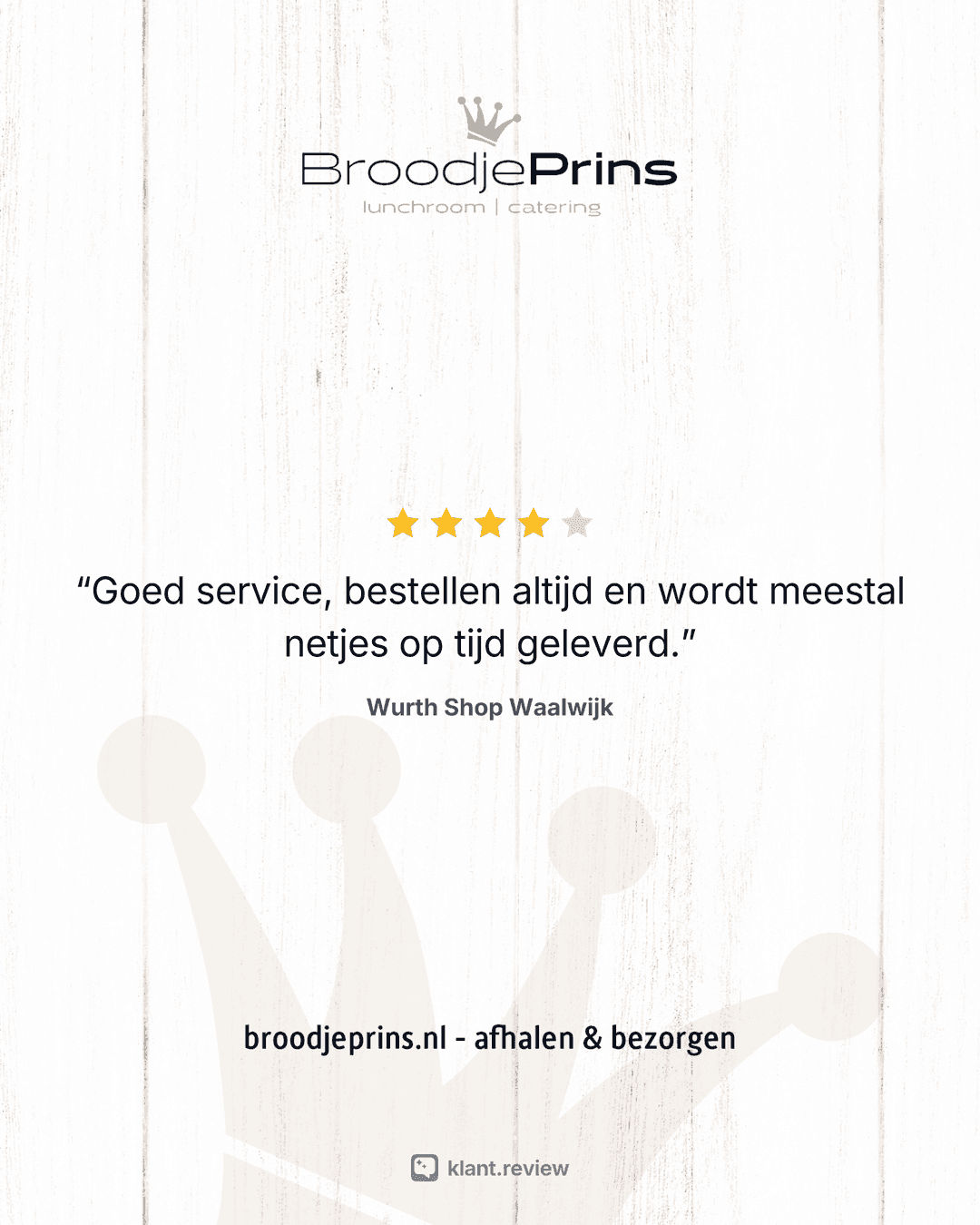 Voorbeeld social post van een lunchroom in eigen stijl: viersterrenreview over goede service en bezorging op tijd, met logo op een lichte houten achtergrond