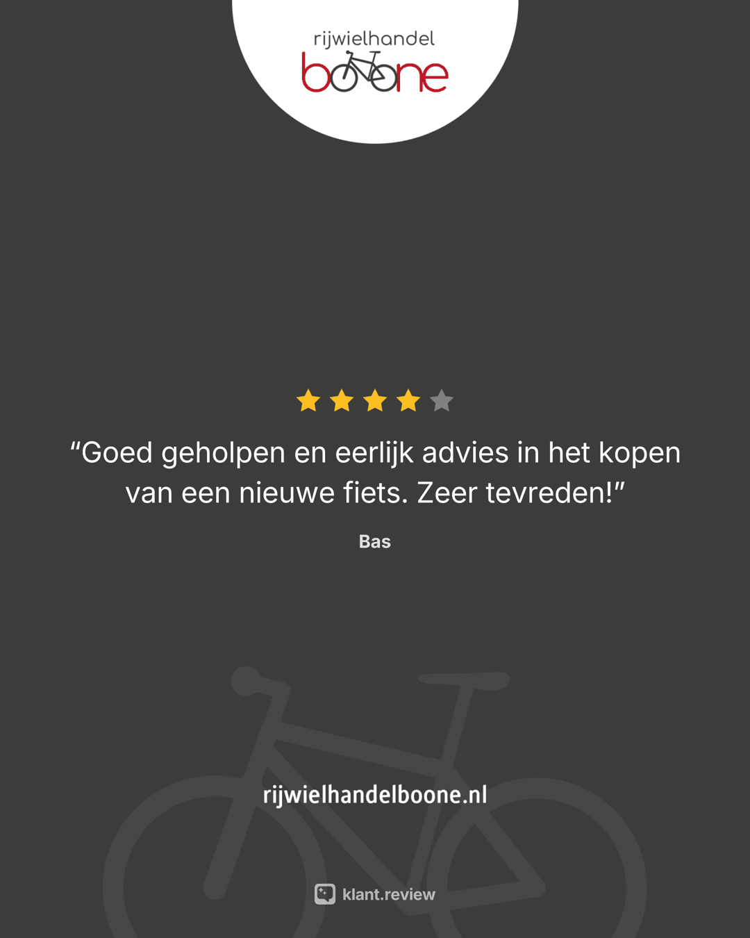 Social post van Rijwielhandel Boone in eigen stijl: viersterrenreview van Bas over goed advies bij het kopen van een nieuwe fiets, op een donkere achtergrond met een fiets-silhouet