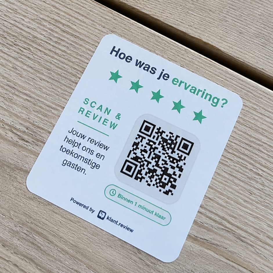 klant.review reviewsticker met QR-code op een houten tafel