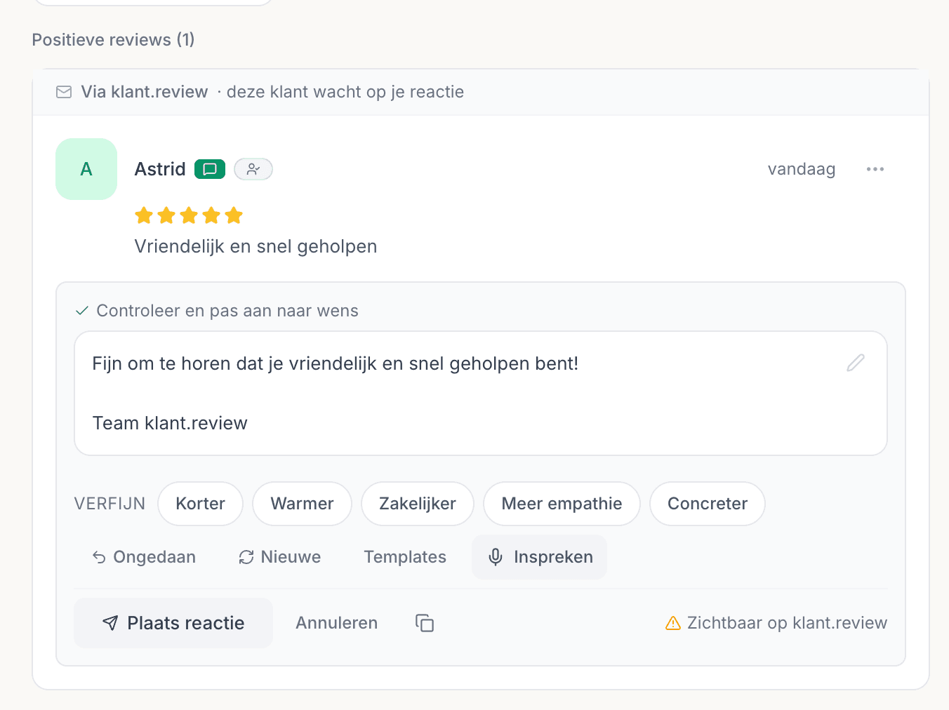 AI-antwoord in het klant.review dashboard: een review met een kant-en-klaar AI-concept en knoppen om de toon te verfijnen (korter, warmer, zakelijker, concreter, meer empathie)