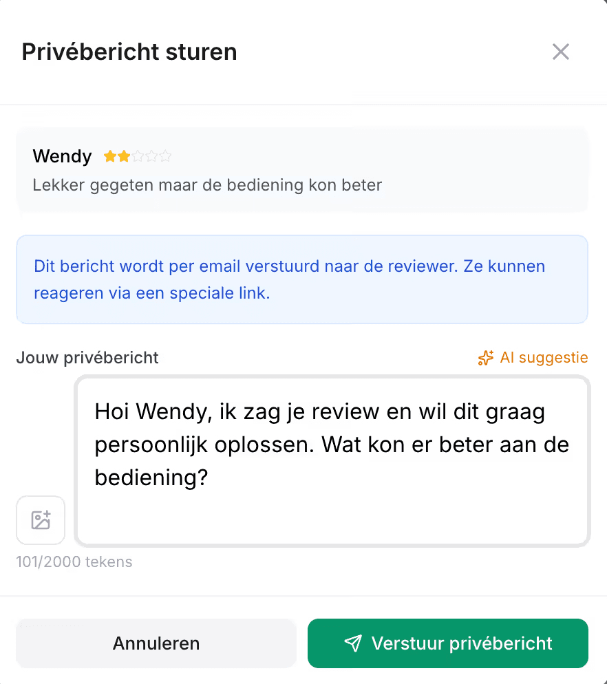 Privébericht sturen in het klant.review dashboard: de review bovenaan, uitleg dat het bericht per e-mail gaat, en een AI-suggestie als startpunt