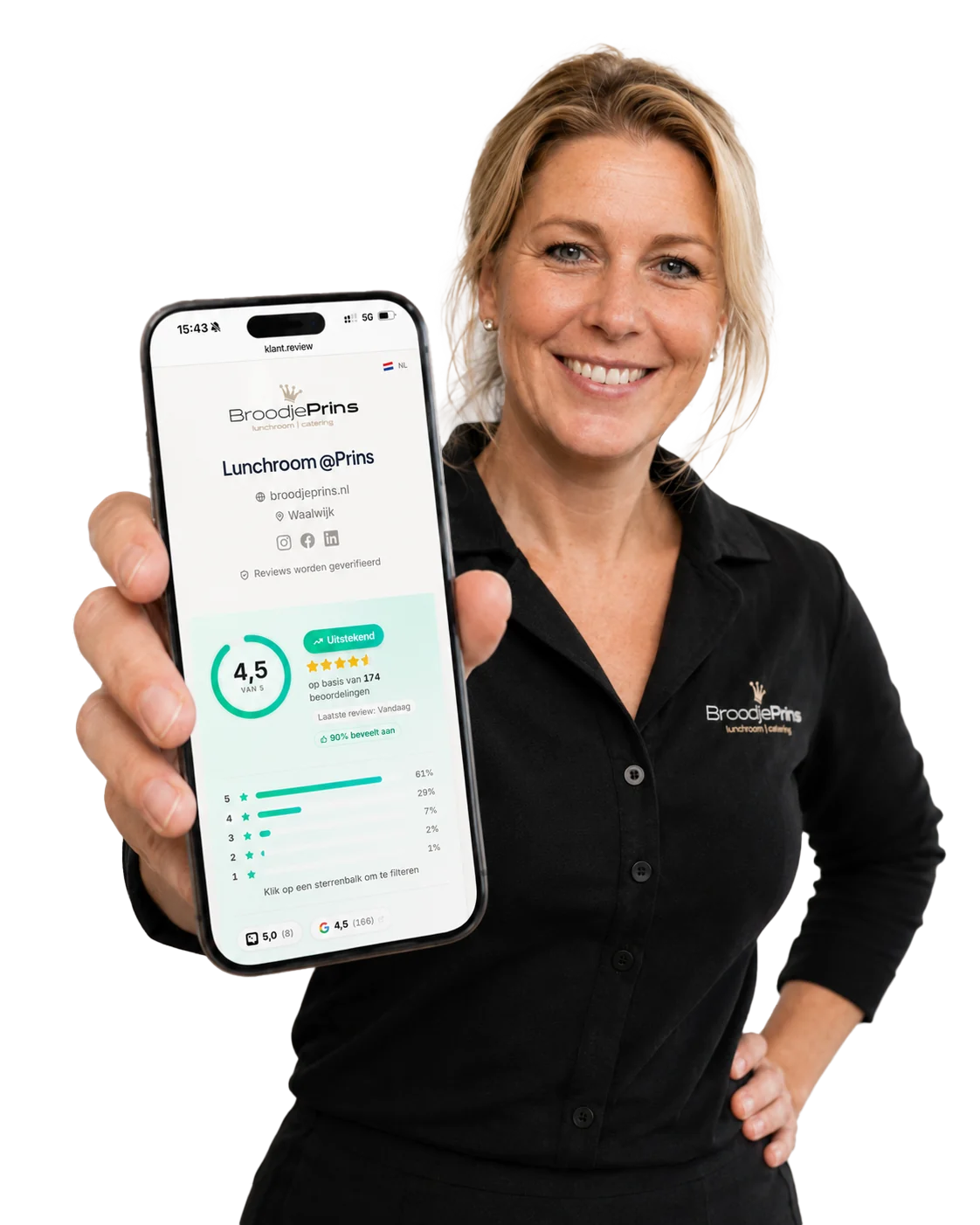 Medewerker toont de klant.review-reviewpagina op haar telefoon